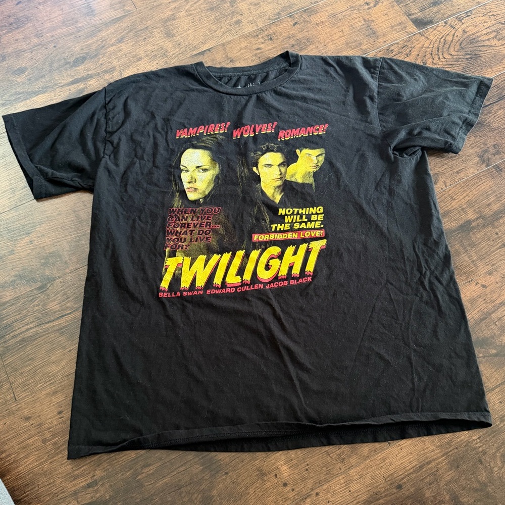 Twilight Graphic Tee – Size X-LARGE